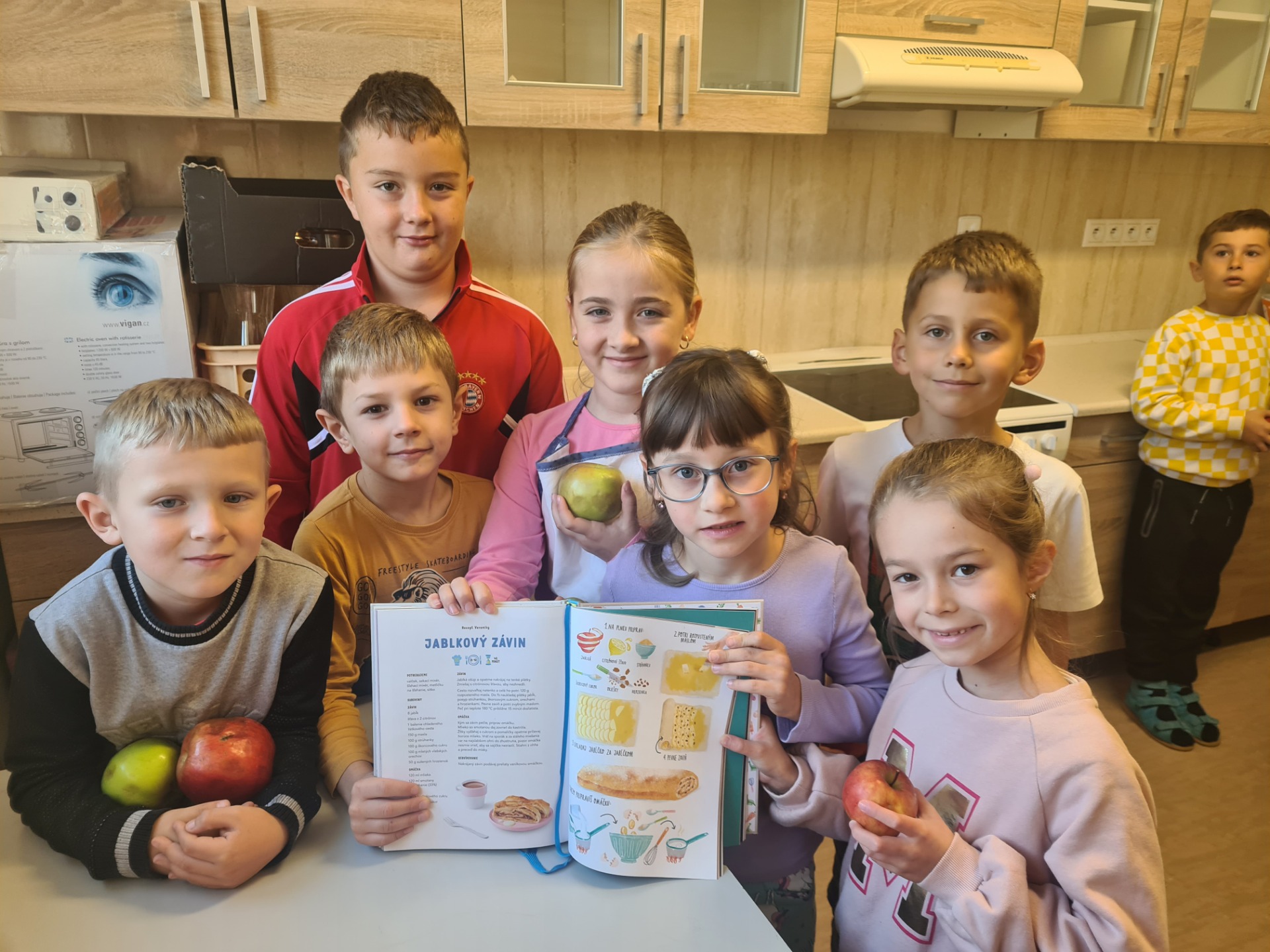 16. október - Jablkový deň: jablkovo-mrkvové pečenie a ovocno-zeleninová abeceda